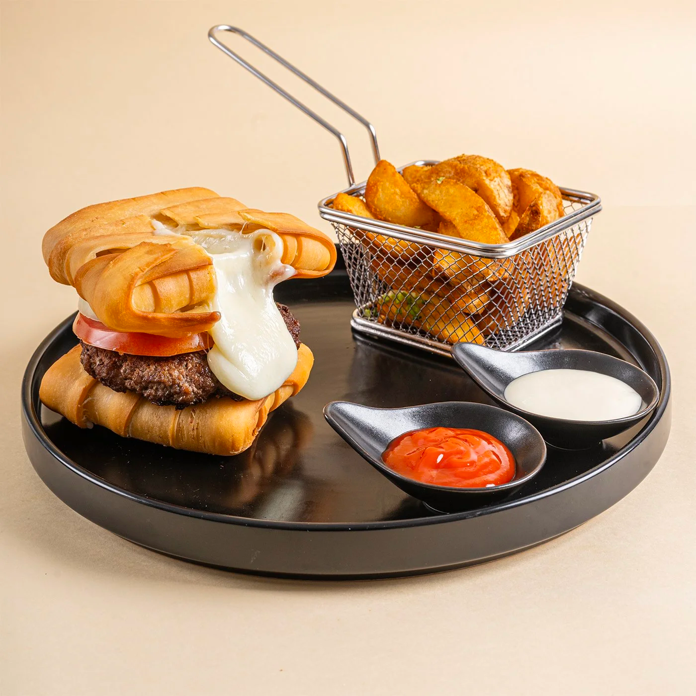 TequeHamburguesa de Chamo Gourmet — hamburguesa con tequeños de pan